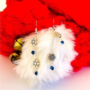 Snowflake dangle earrings. $10